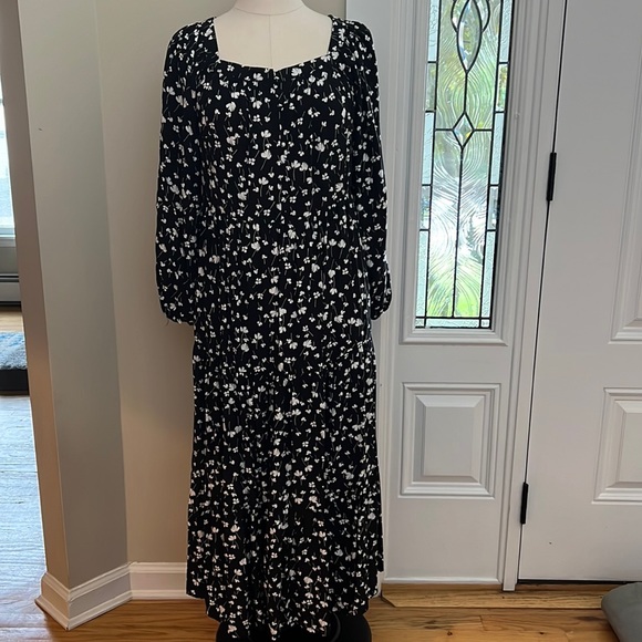 Old Navy black and white floral maxi dress size small NWT - Picture 3 of 9